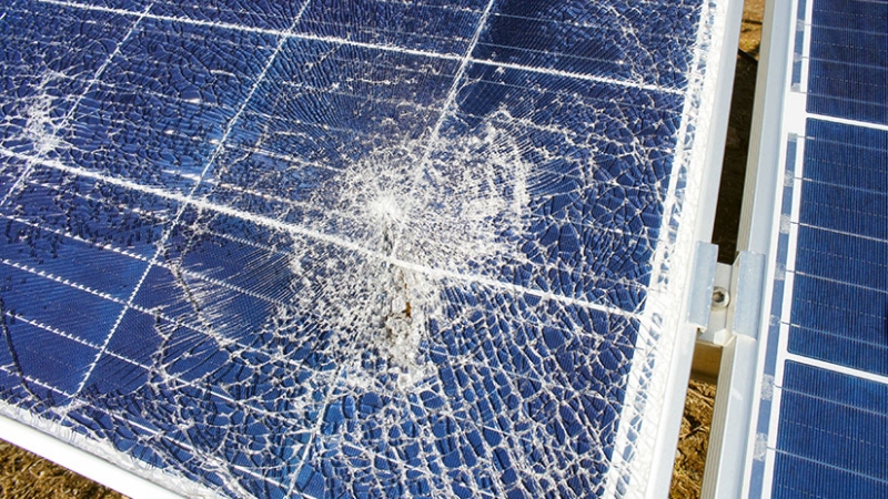 Napelem rendszer áraknál lényeges, hogy ne olcsó napelemet vásároljunk és járjunk úgy mint a képen a jégverte napelem